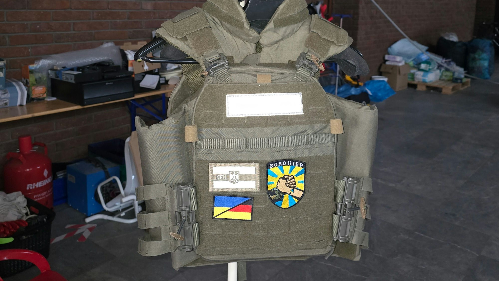 Die obligatorische Schutzausrüstung der Freiwilligen in der Ukraine stand zur Schau.