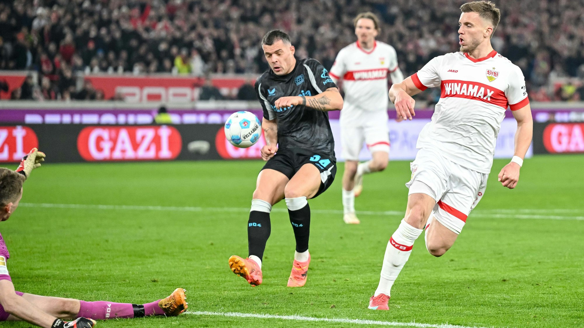 Unglücklicher Moment: Leverkusens Granit Xhaka (l) lenkt einen von Torwart Lukas Hradecky abgewehrten Ball zum 1:3 ins eigene Tor.