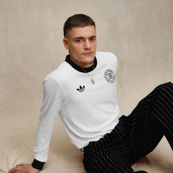 Florian Wirtz trägt das neue Jubiläumstrikot der deutschen Nationalmannschaft.