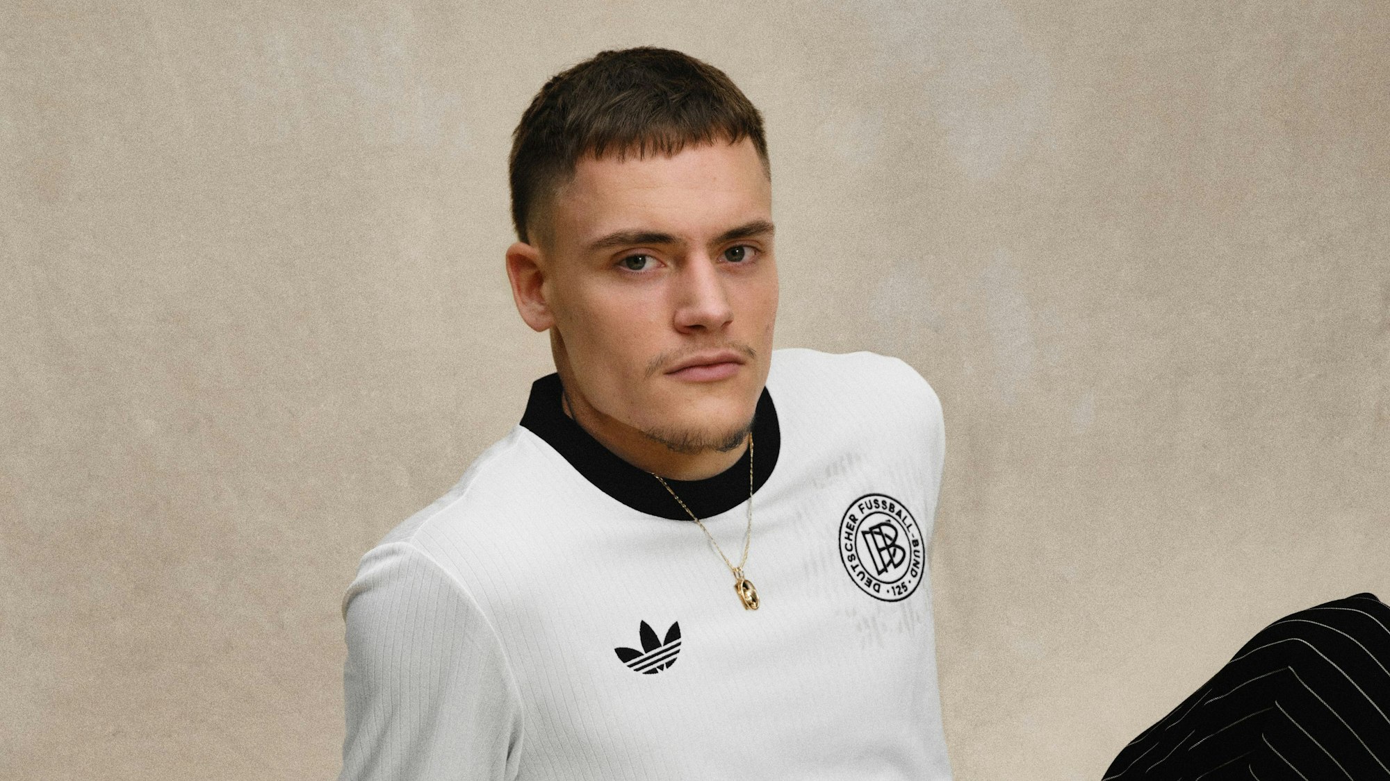 Florian Wirtz trägt das neue Jubiläumstrikot der deutschen Nationalmannschaft.