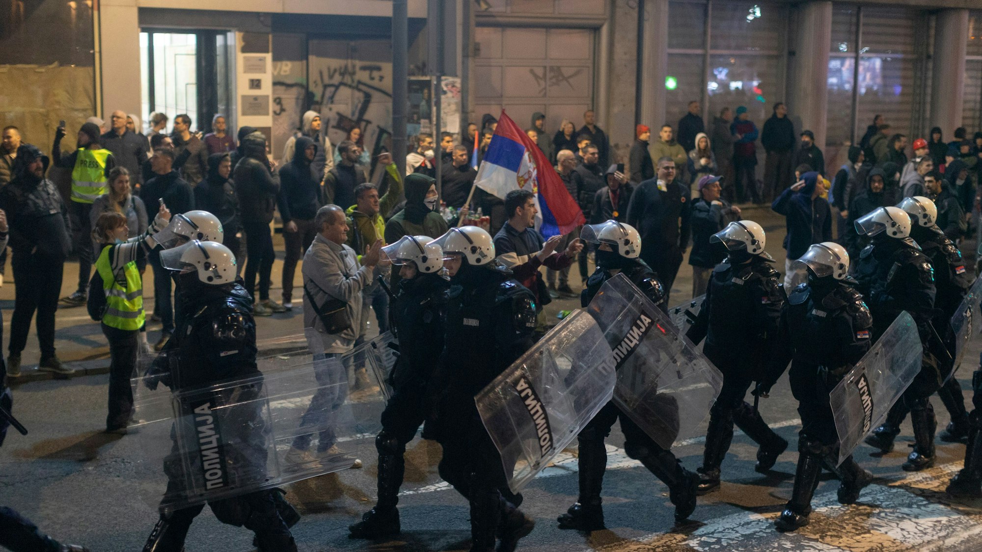 Belgrad: Polizisten in Einsatzkleidung laufen während einer großen Anti-Korruptions-Kundgebung von Universitätsstudenten in Belgrad, Serbien, eine Straße entlang.