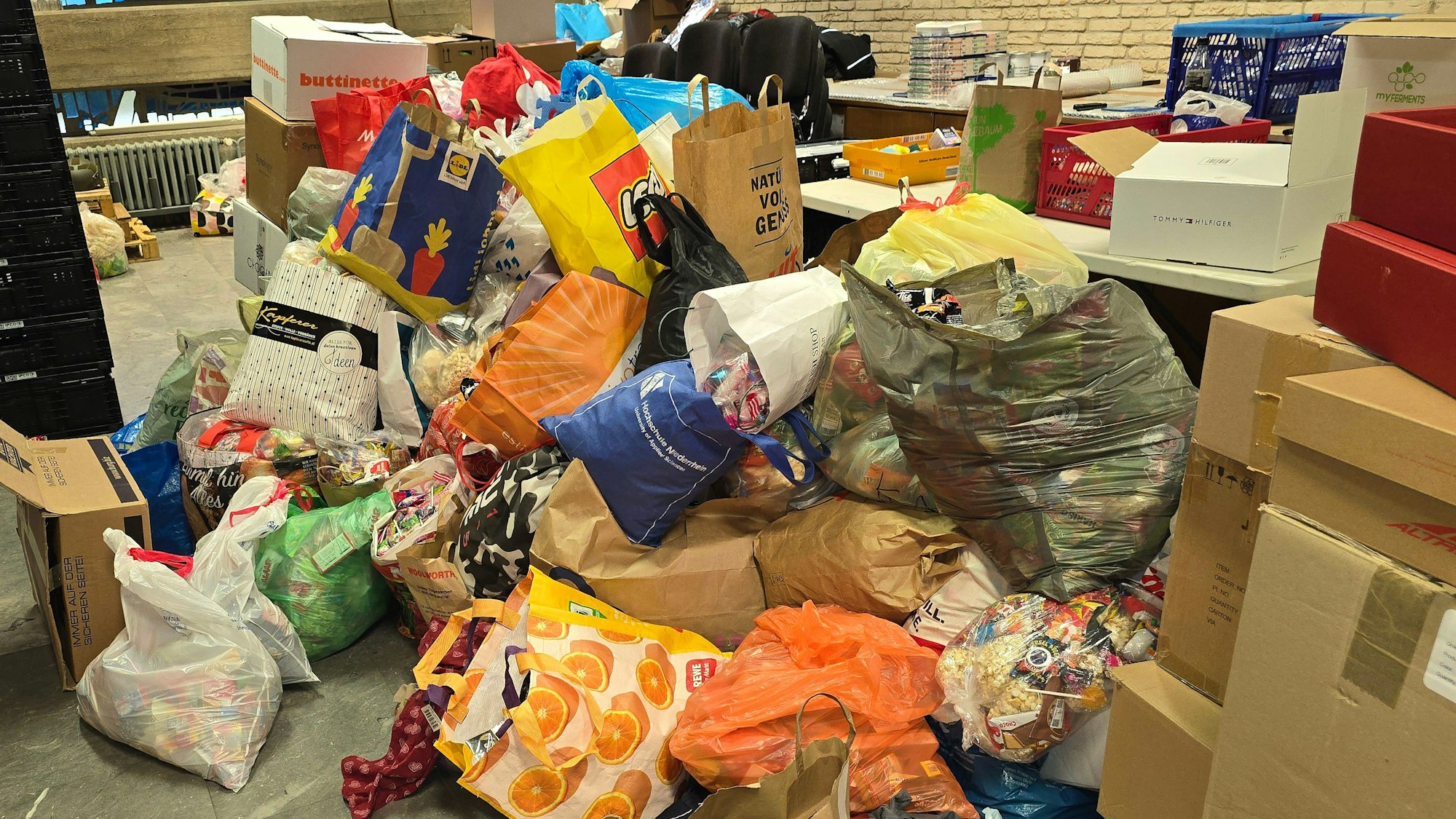Am Samstag wurden hunderte von Paketen und Taschen voller Süßigkeiten in der Pallottikirche abgegeben.