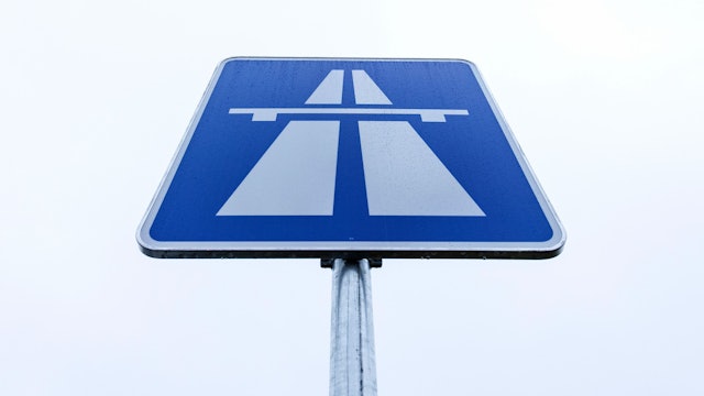 Das Foto zeigt ein Autobahn-Schild.