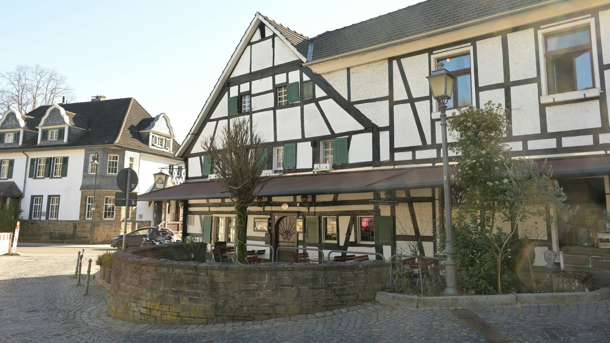 Ein Fachwerkhaus steht im Hoffnungsthaler Ortskern.