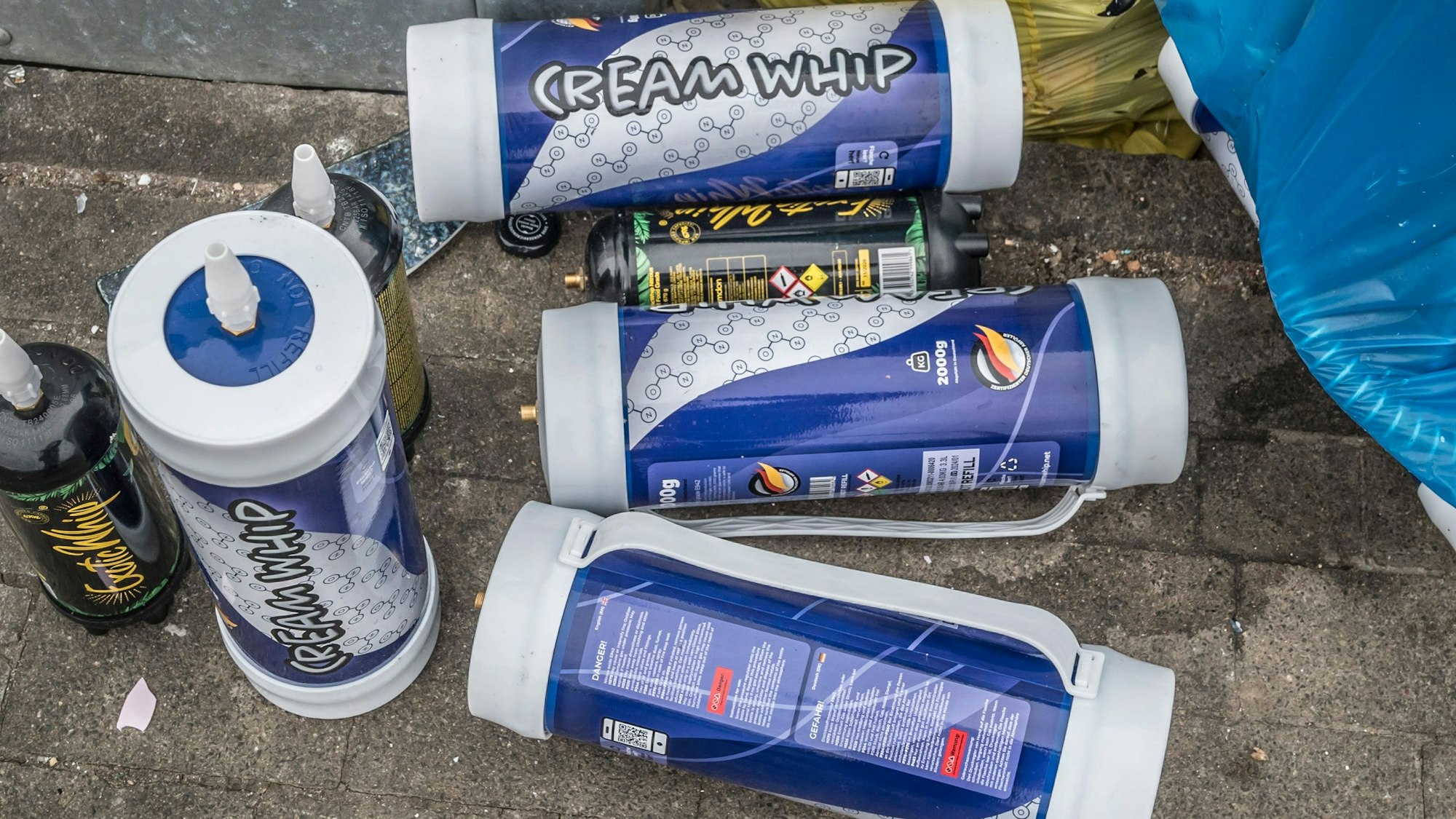 Leere Lachgas-Kartuschen in Wiesdorf am Altglascontainer