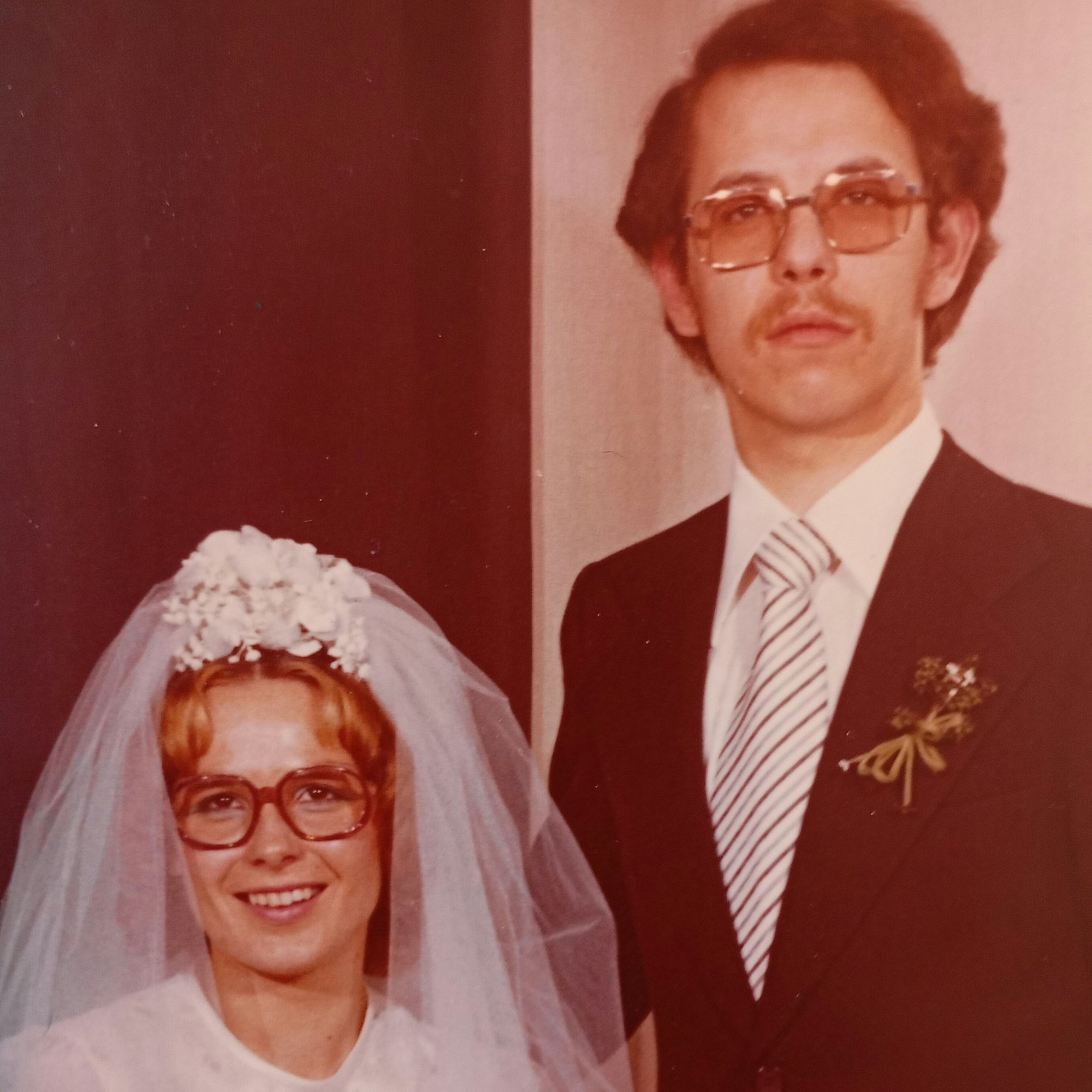 Zu sehen ist ein Ehepaar bei seiner Hochzeit 1975.