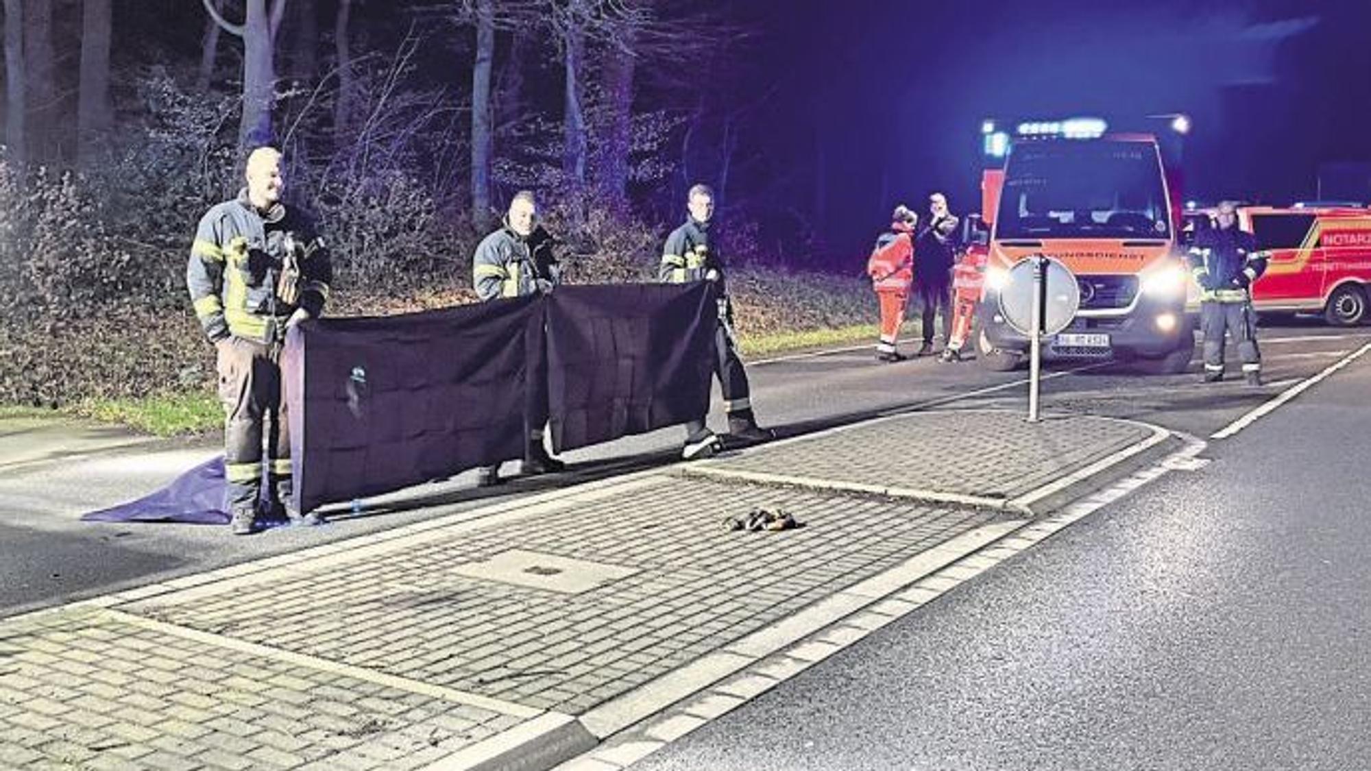 Feuerwehrleute bauten einen Sichtschutz auf (Archivbild)