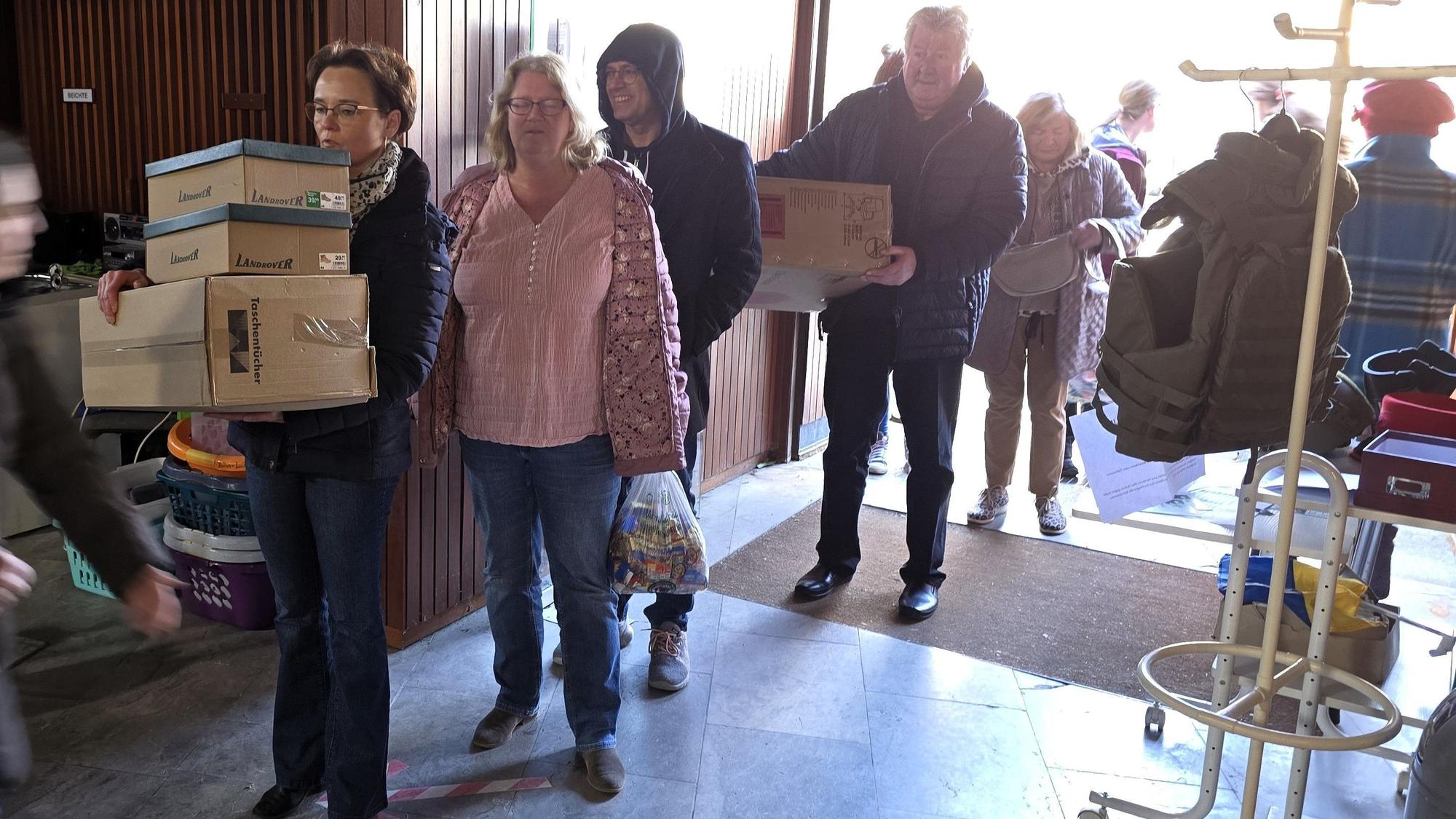 Mit Paketen und Taschen standen die Spender im Eingang zur Pallotti- Kirche Schlange.