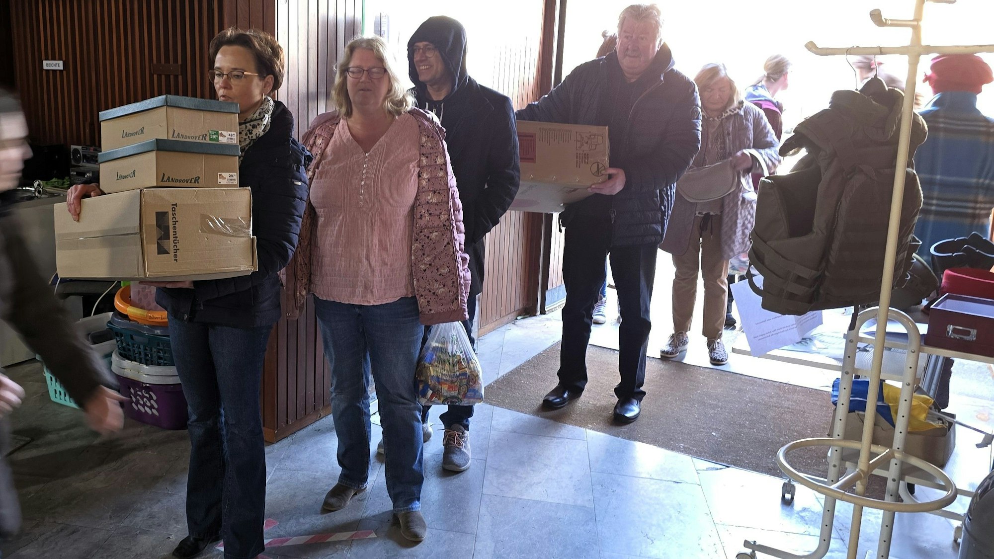 Mit Paketen und Taschen standen die Spender im Eingang zur Pallotti- Kirche Schlange.