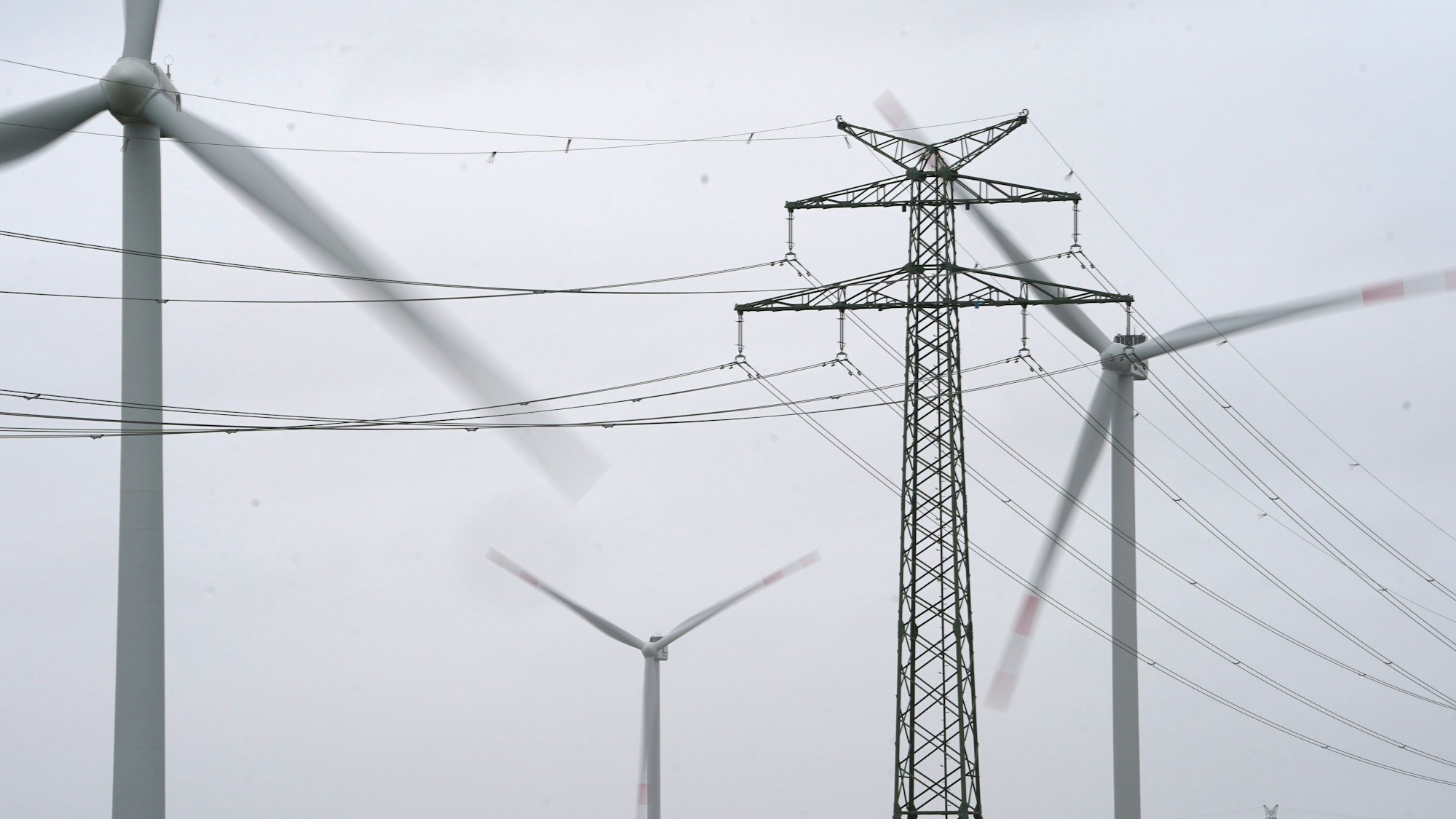 Windräder und Überlandleitungen: Der Ausbau der Netze ist notwendig, doch die Umsetzung sorgt für Diskussionen.