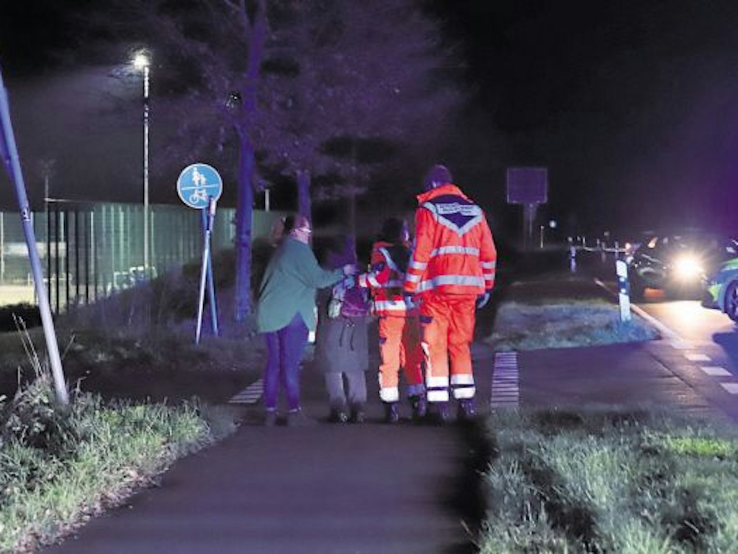 Einsatzkräfte begleiten die Unfallzeugin