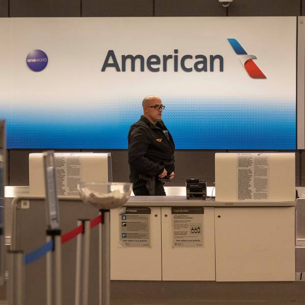 Ein Flughafenpolizist geht hinter dem American Airlines-Schalter auf dem Eisenhower-Flughafen in Wichita in Kanada entlang.