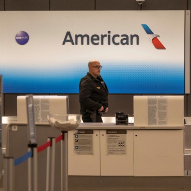 Ein Flughafenpolizist geht hinter dem American Airlines-Schalter auf dem Eisenhower-Flughafen in Wichita in Kanada entlang.
