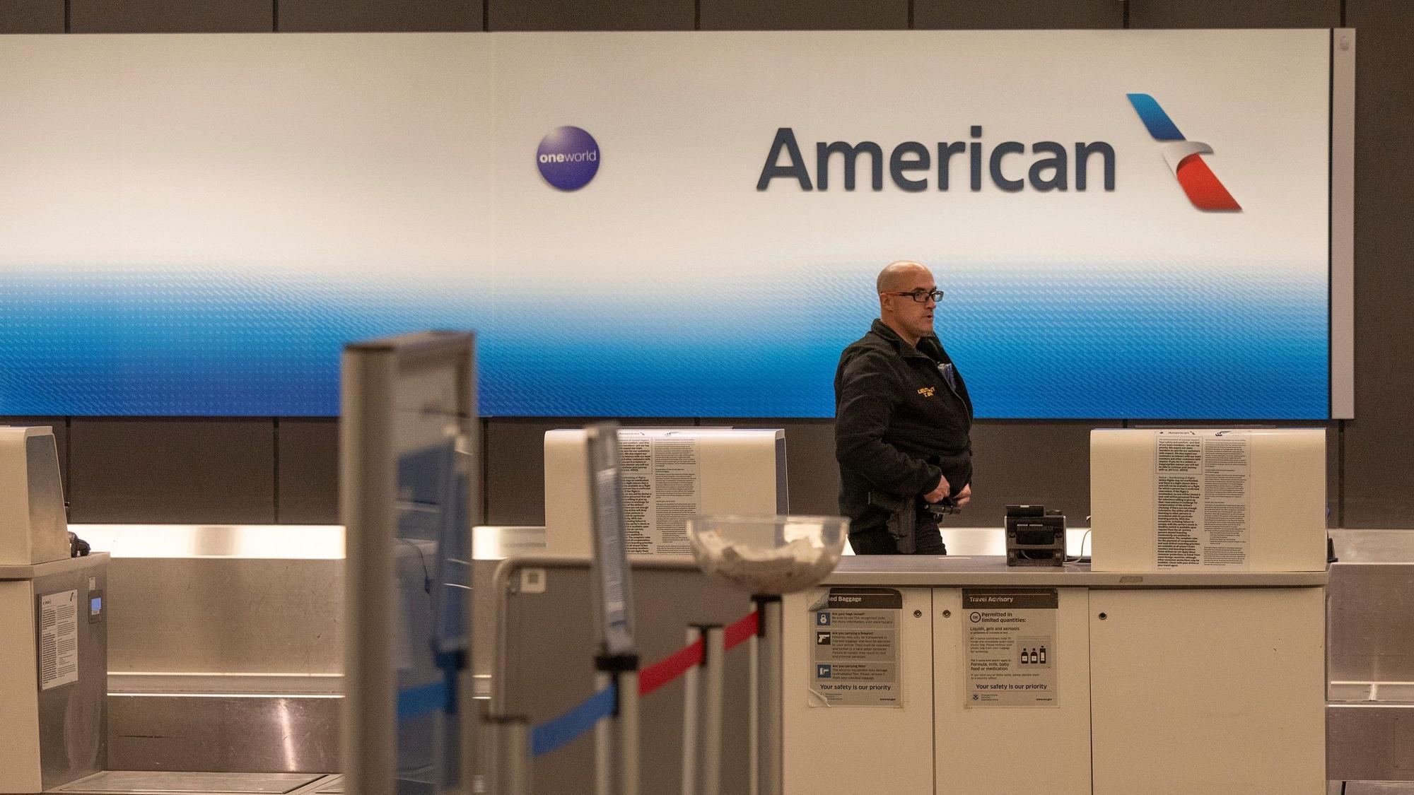 Ein Flughafenpolizist geht hinter dem American Airlines-Schalter auf dem Eisenhower-Flughafen in Wichita in Kanada entlang.