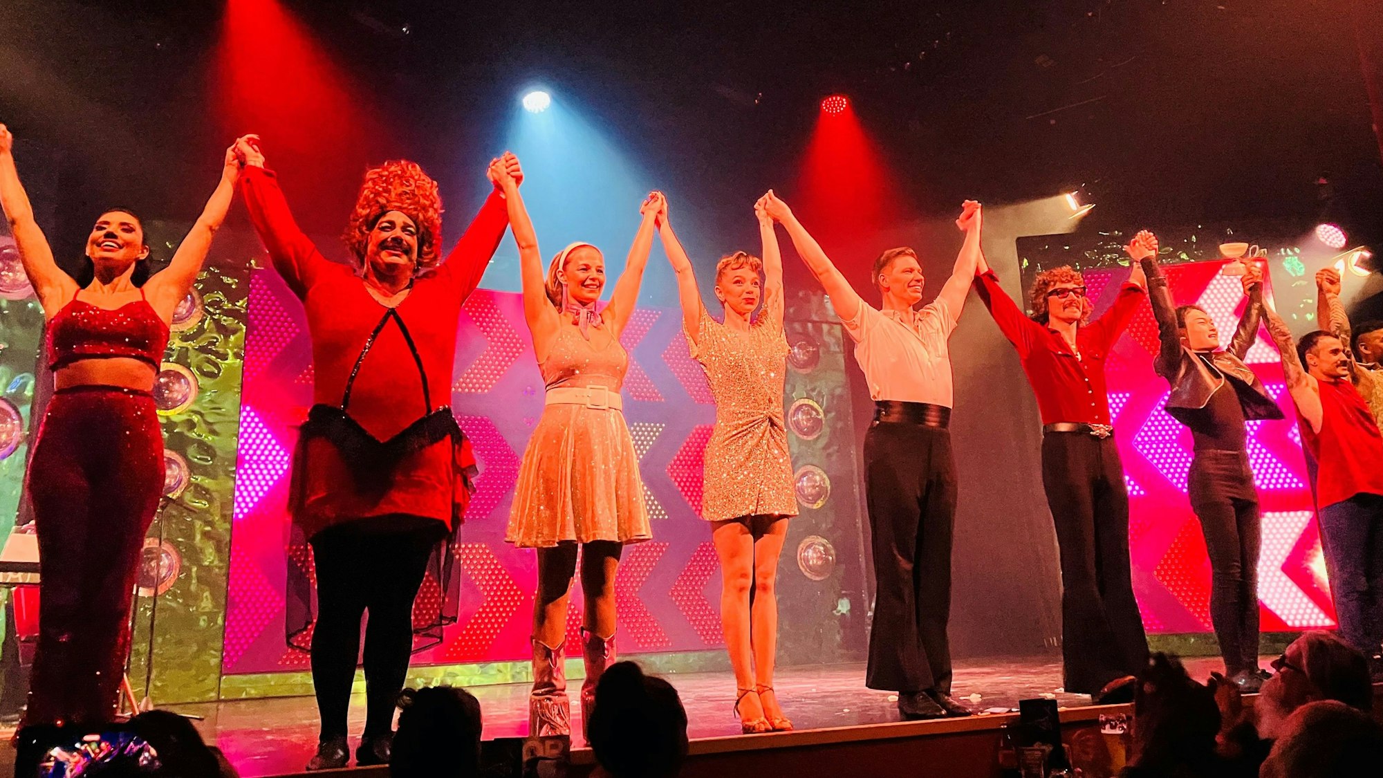 Das Ensemble steht am Ende der Premiere auf der Bühne des GOP.