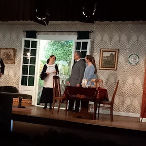 Die erste Szene im neuen Bühnenbild mit Diener Karl (l.) und Köchin Anna.