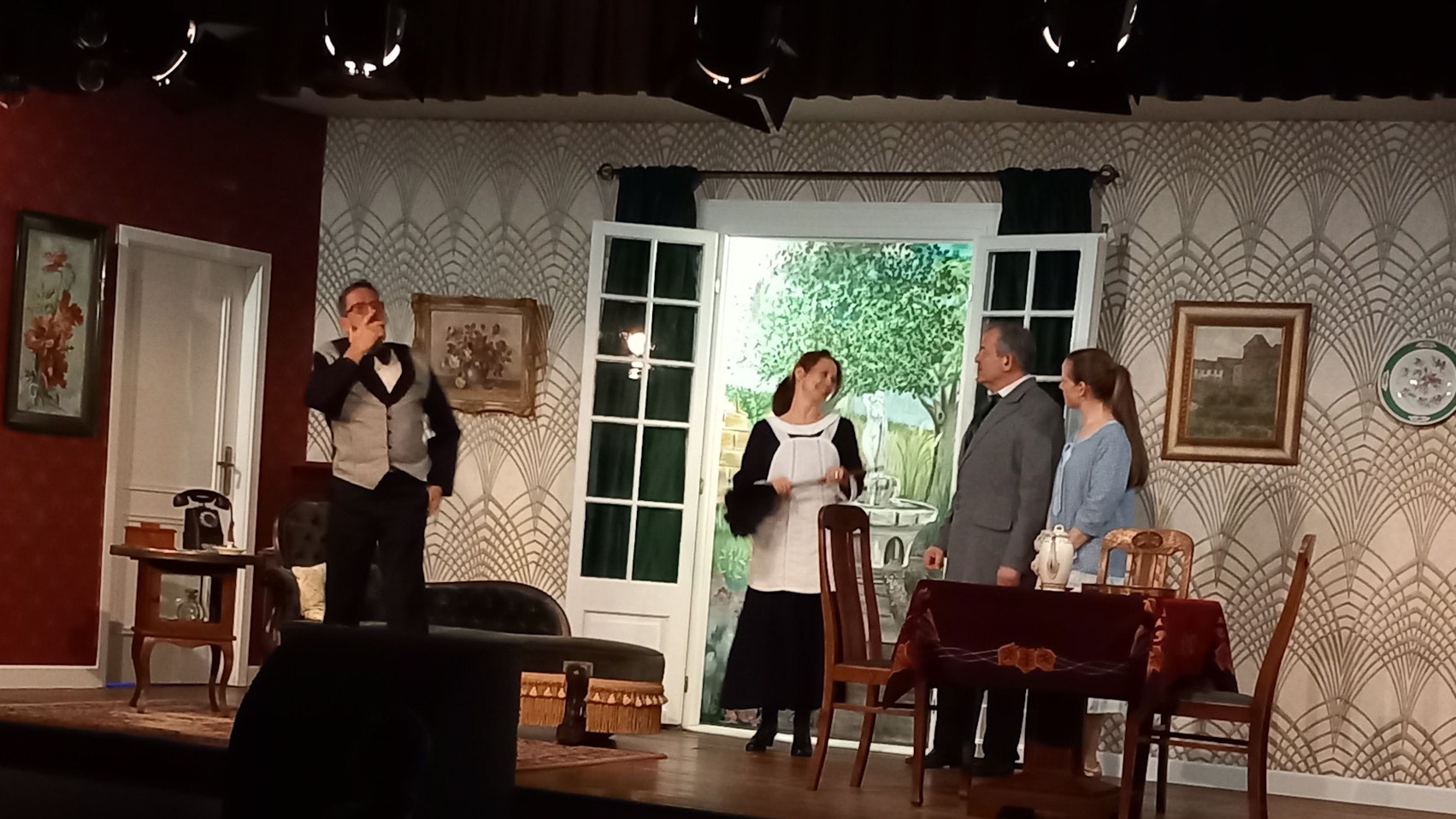 Die erste Szene im neuen Bühnenbild mit Diener Karl (l.) und Köchin Anna.