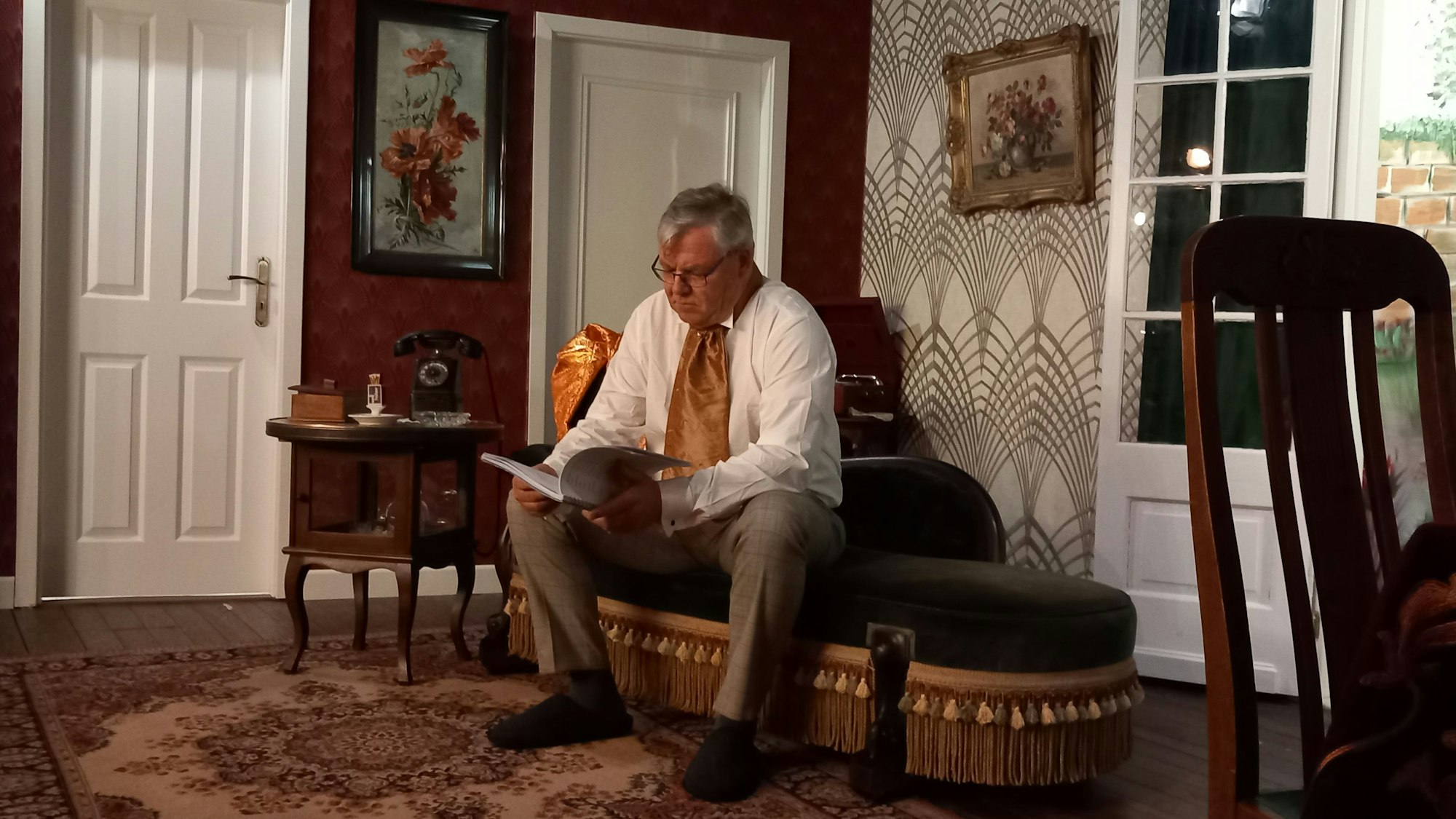 Erste Probe im Kostüm: Joachim Heinen studiert hochkonzentriert seinen Text.