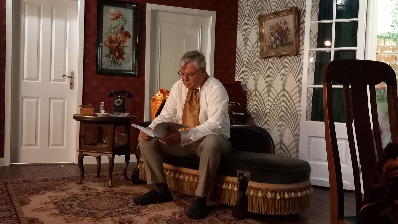 Erste Probe im Kostüm: Joachim Heinen studiert hochkonzentriert seinen Text.