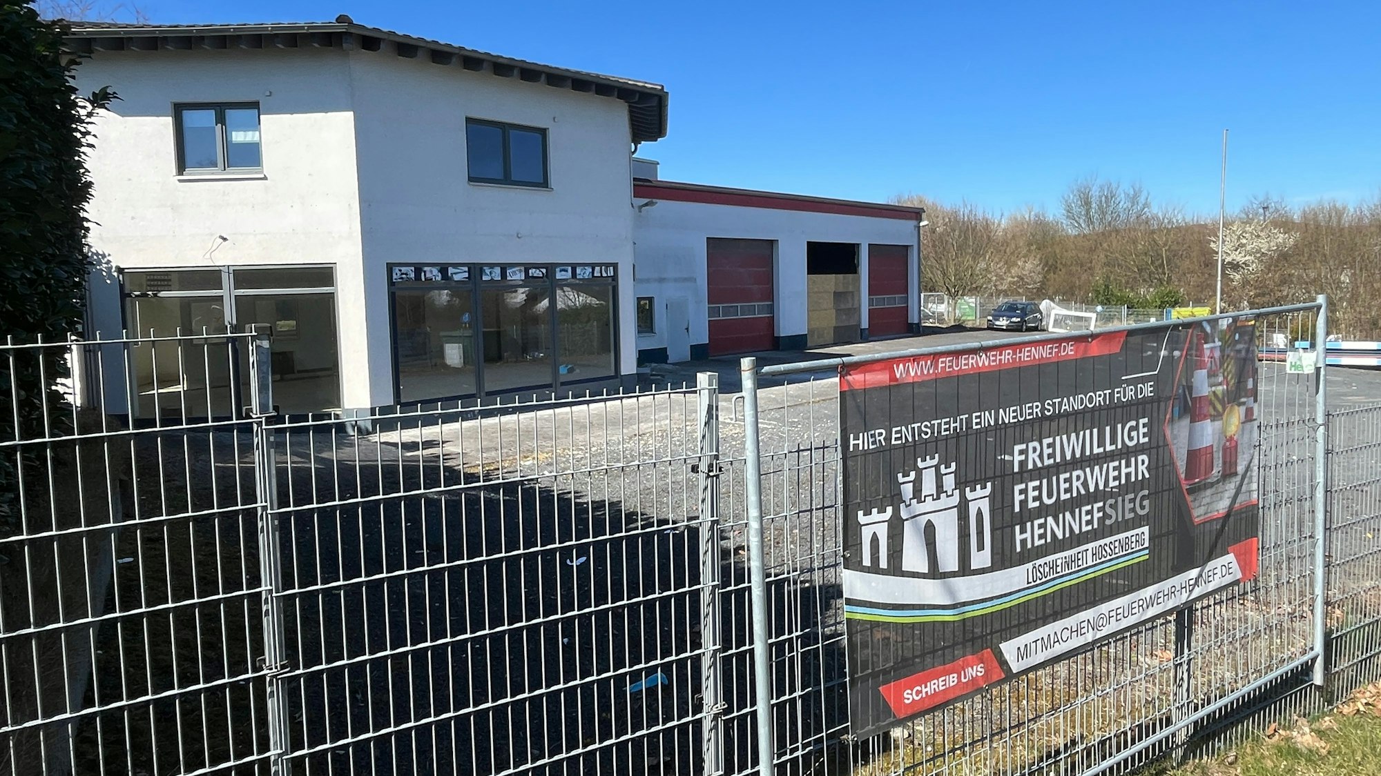 Ein leerstehendes Gebäude soll zu einem Feuerwehrgerätehaus umgebaut werden.