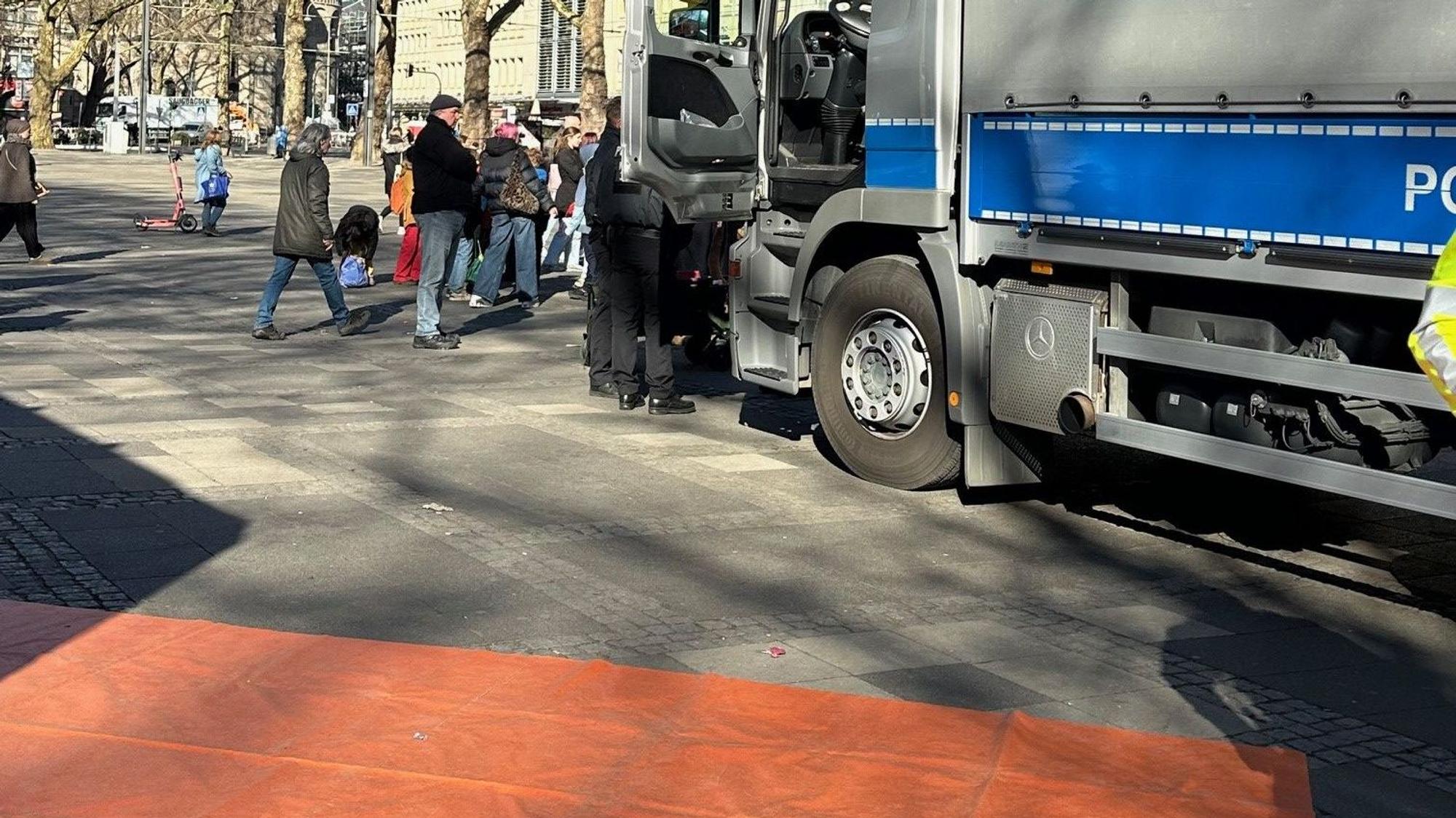 Ein Blick auf den toten Winkel- die rote Plane markiert den Bereich, in dem die Schüler für den Lkw-Fahrer verschwinden.