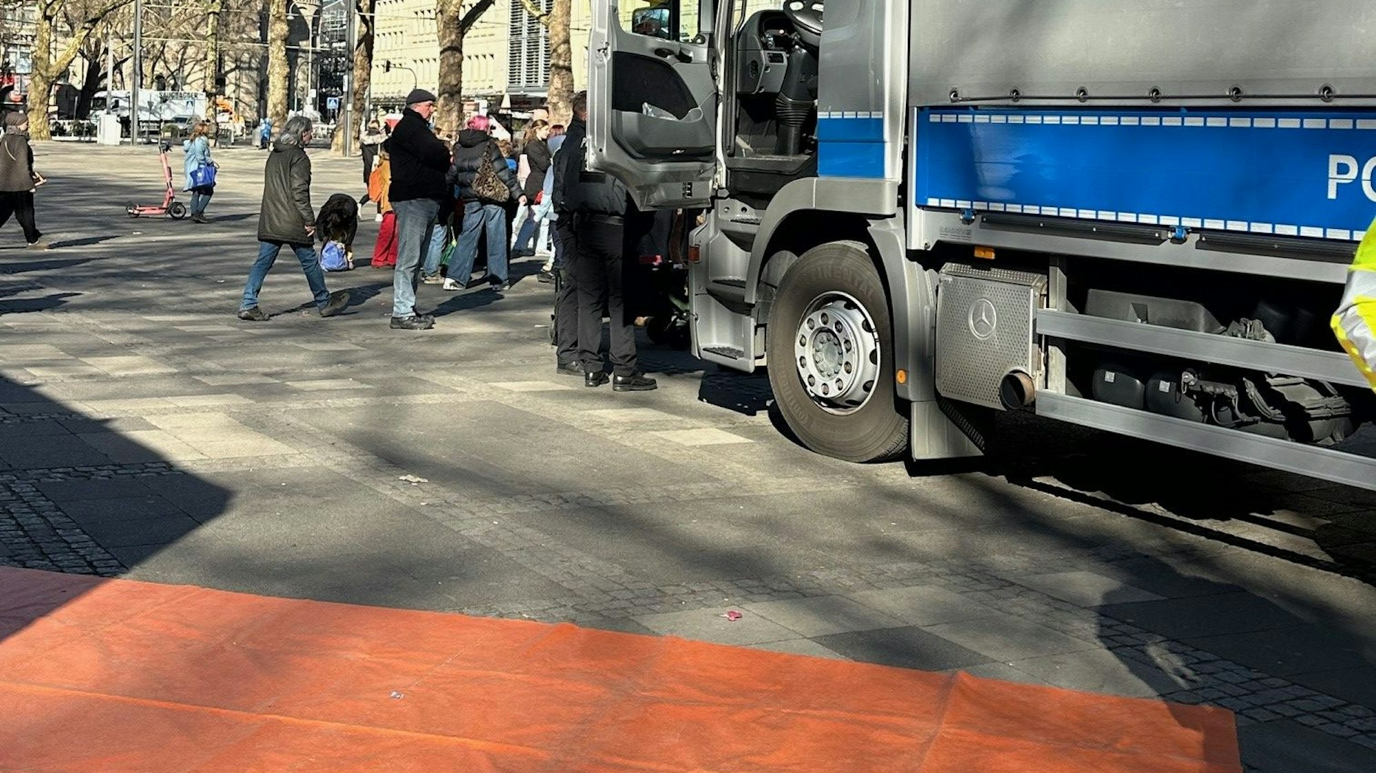 Ein Blick auf den toten Winkel- die rote Plane markiert den Bereich, in dem die Schüler für den Lkw-Fahrer verschwinden.