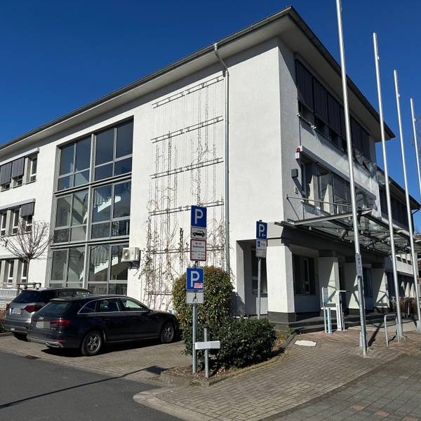 Die Berufung eines persönlichen Referenten von Bürgermeister Matthias Großgarten sorgt derzeit für politischen Streit im Niederkasseler Rathaus.