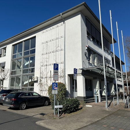 Die Berufung eines persönlichen Referenten von Bürgermeister Matthias Großgarten sorgt derzeit für politischen Streit im Niederkasseler Rathaus.