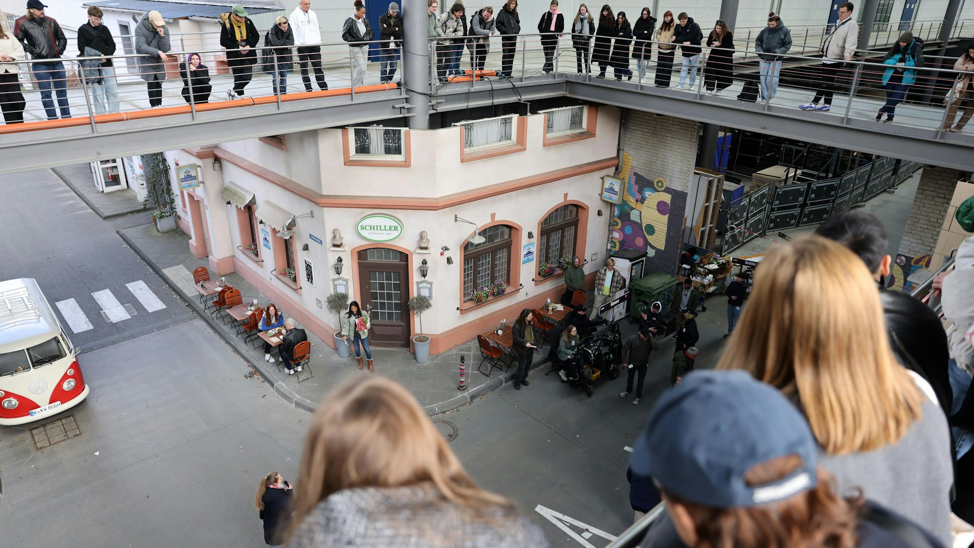 Die jungen Gäste schauen gebannt beim Dreh der TV-Serie „Unter uns“ zu.