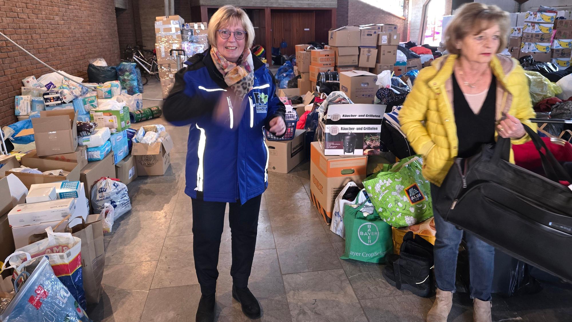 Ukrainer und andere Helfer packten mit an.