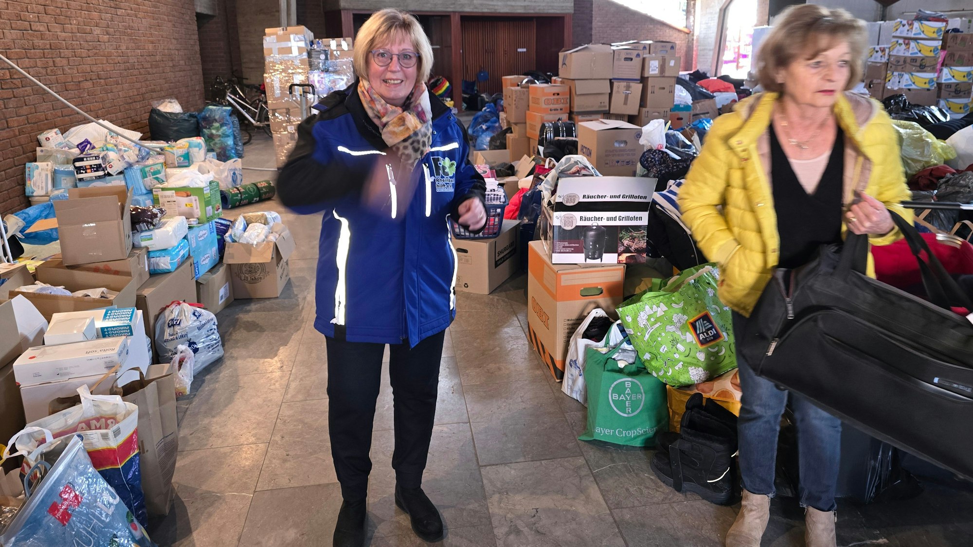 Ukrainer und andere Helfer packten mit an.