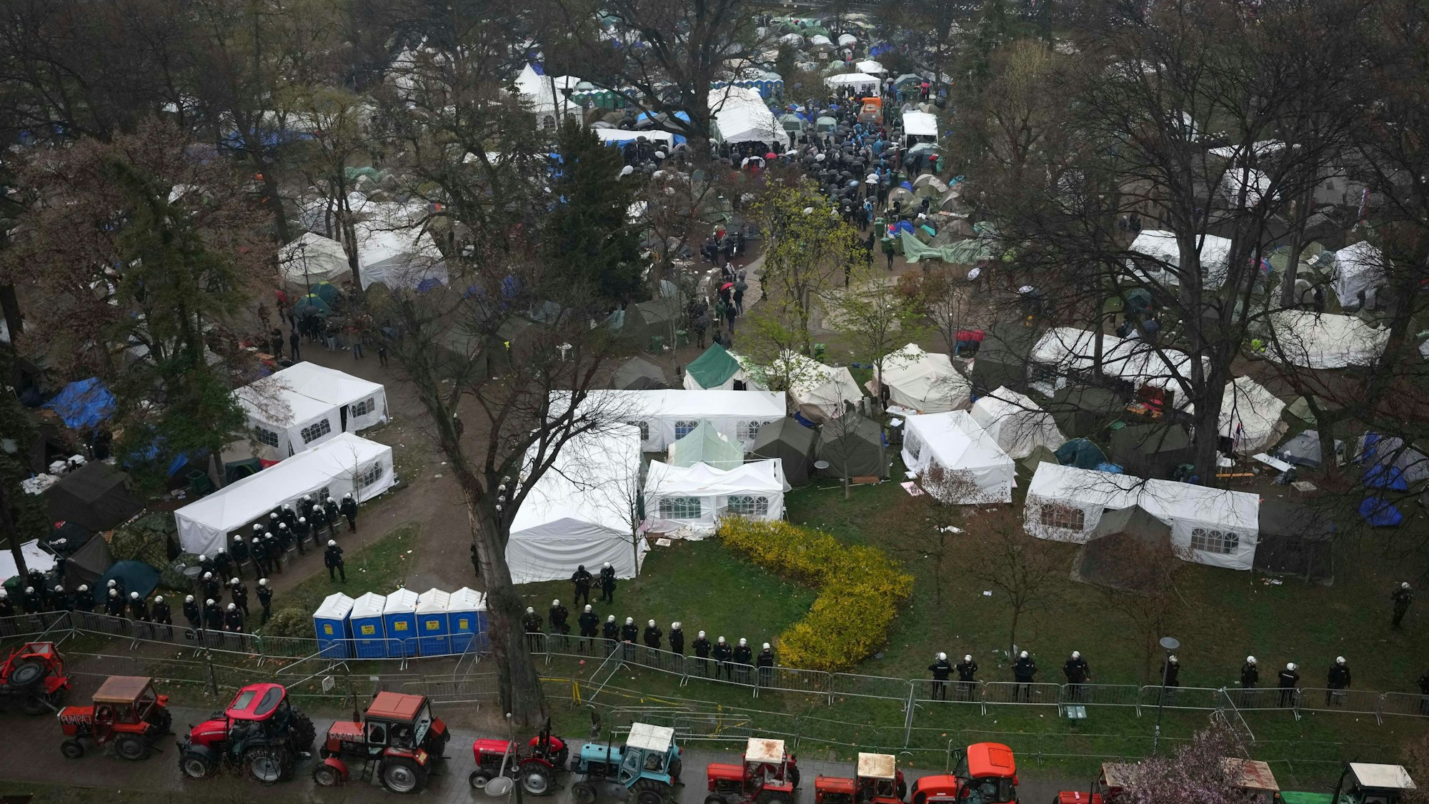 Demonstranten marschieren während einer Großdemonstration gegen den populistischen serbischen Präsidenten Vucic und seine Regierung in der Innenstadt von Belgrad, Serbien, am Pro-Vucic-Lager vorbei.