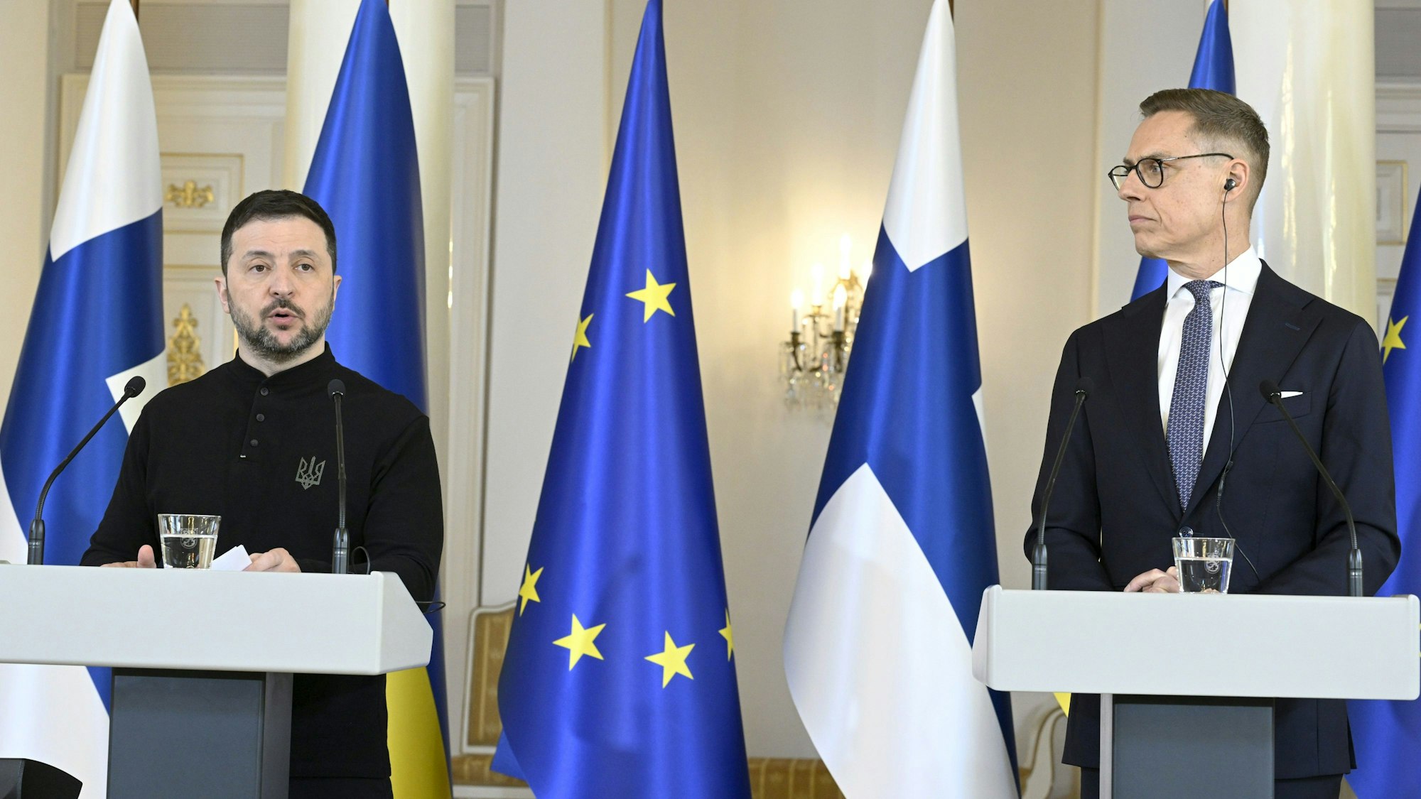 Wolodymyr Selenskyj, Präsident der Ukraine,  spricht während einer gemeinsamen Pressekonferenz mit dem finnischen Präsidenten Alexander Stubb im Präsidentenpalast.