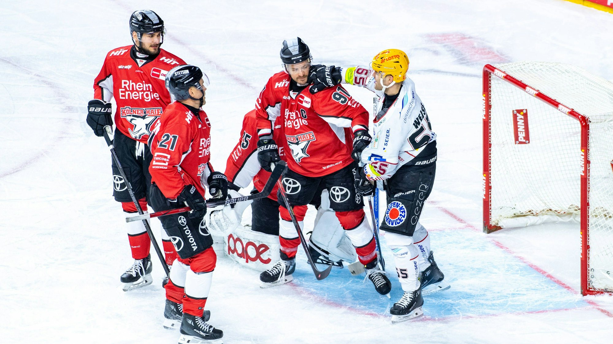 Playoff-Emotionen: Bremerhavens Christian Wejse (r.) legt sich mit Haie-Kapitän Moritz Müller an.