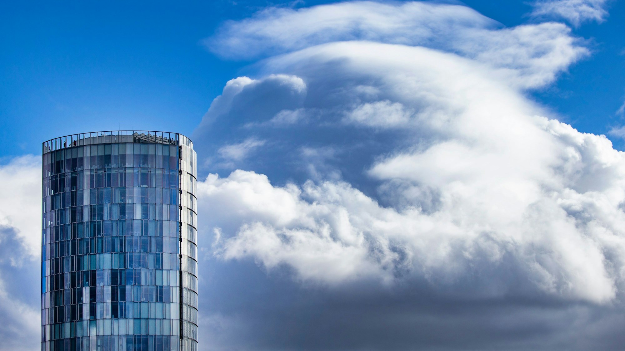 Hoch hinaus geht es bei den Finanzdienstleistern beispielsweise bei Flossbach von Storch mit Firmensitz im „Köln Triangle“.