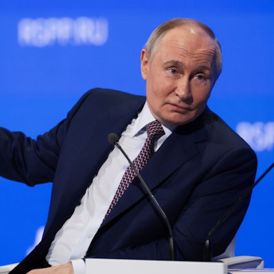 Der russische Präsident Wladimir Putin gestikuliert am Dienstag während seiner Rede auf dem Jahreskongress der Russischen Union der Industriellen und Unternehmer. Kurz darauf telefonierte der Kremlchef mit Donald Trump.