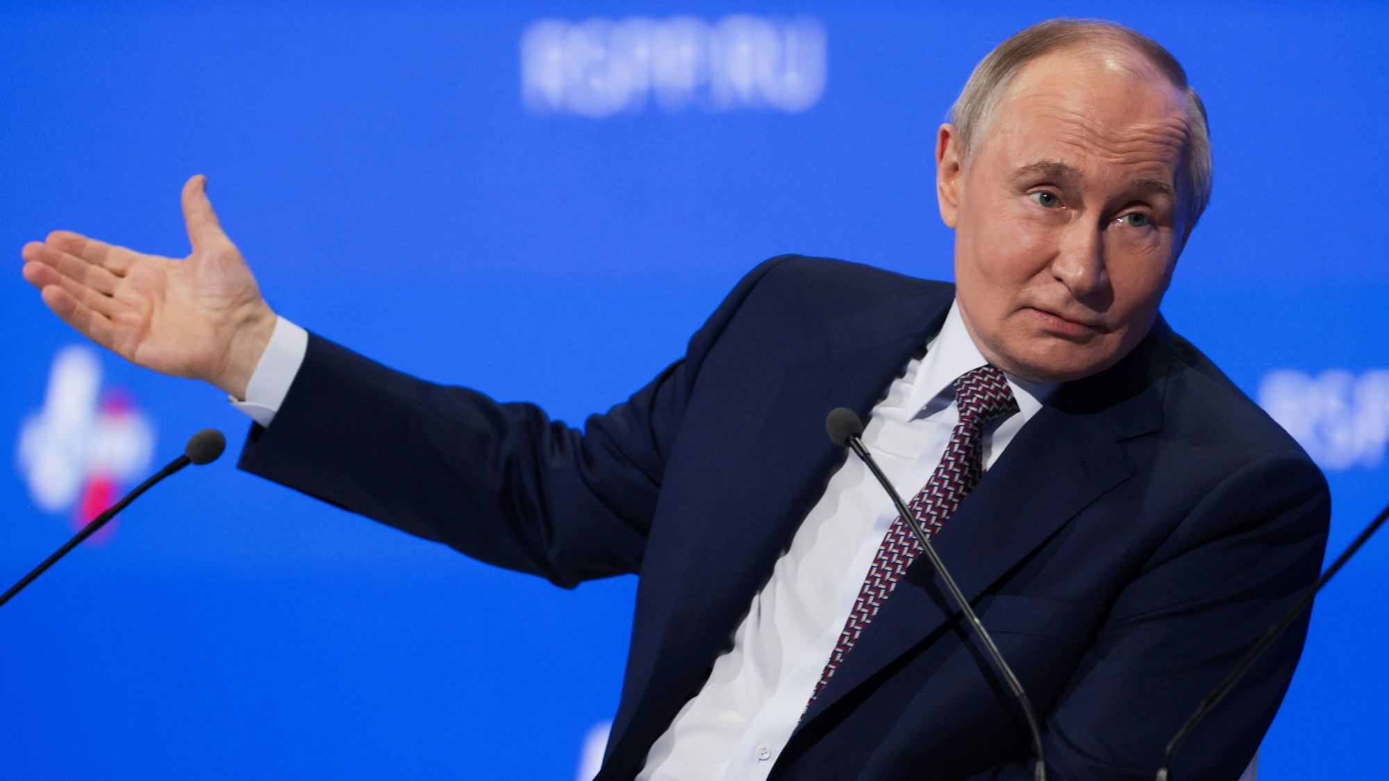 Der russische Präsident Wladimir Putin gestikuliert am Dienstag während seiner Rede auf dem Jahreskongress der Russischen Union der Industriellen und Unternehmer. Kurz darauf telefonierte der Kremlchef mit Donald Trump.