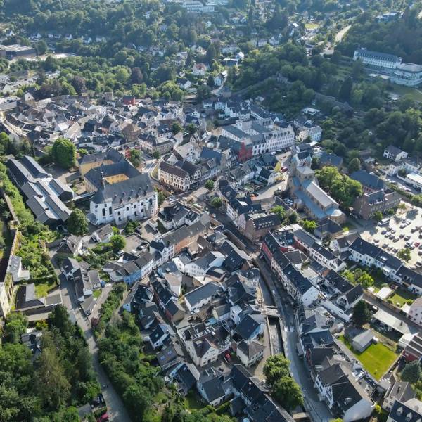 Das Bild zeigt eine Luftaufnahme der Innenstadt von Bad Münstereifel im Jahr 2022.