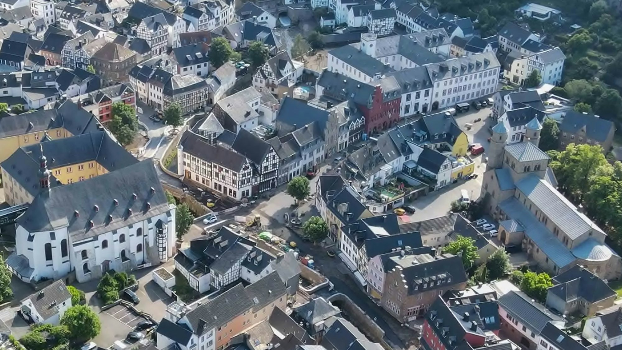 Das Bild zeigt eine Luftaufnahme der Innenstadt von Bad Münstereifel im Jahr 2022.