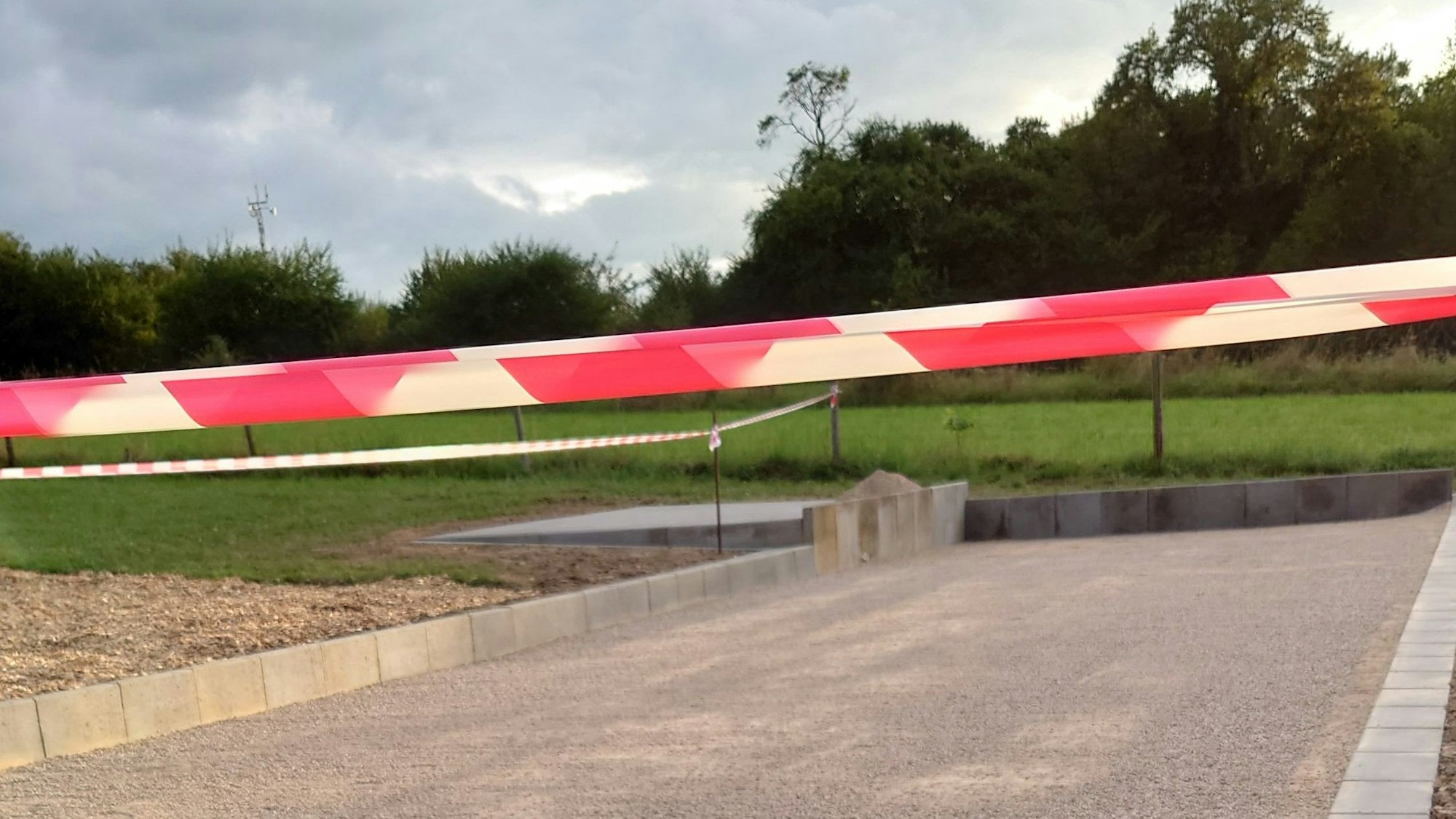 Die Boulebahn der Freunde von Todenfeld mit einem Flatterband.