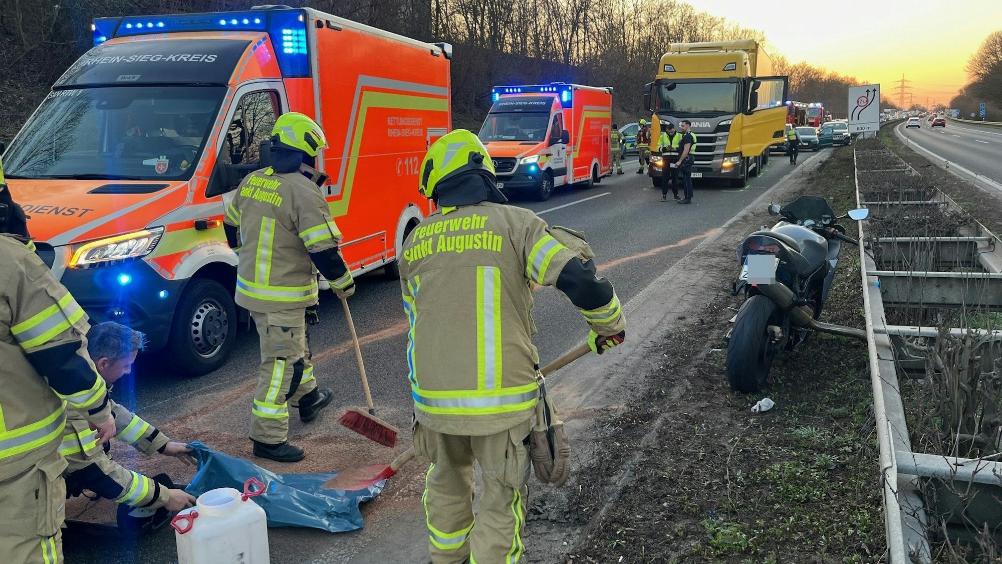 Ein 69 Jahre alter Motorradfahrer wurde bei einem Unfall auf der A560 schwer verletzt.