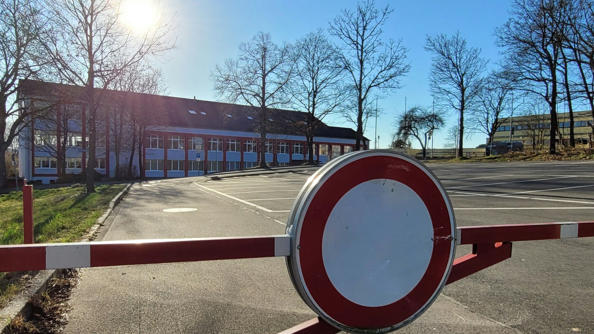 Die Goethestraße in Waldbröl soll zu einer Schulstraße und damit zeitweise für den Verkehr gesperrt werden. An der Goethestraße befinden sich das Hollenberg-Gymnasium (Foto, links) und die städtische Gesamtschule (rechts). Metallbarrieren halten an zwei Stellen schon heute den Autoverkehr fern.