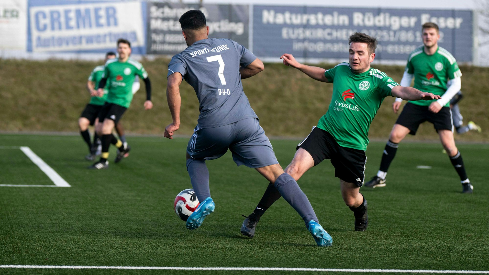 Das Bild zeigt den Zweikampf zwischen Kirch und Hassan, der eigentlich keiner war, weil der DHO-Spieler einfach zu schnell war.