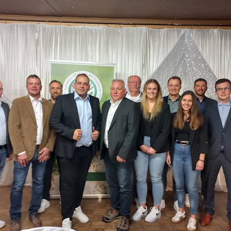 Der Kreisschiedsrichterausschuss mit seinem alten und neuen Vorsitzenden Cem Sayilgan (4.v.l.) präsentiert sich dem Fotografen.