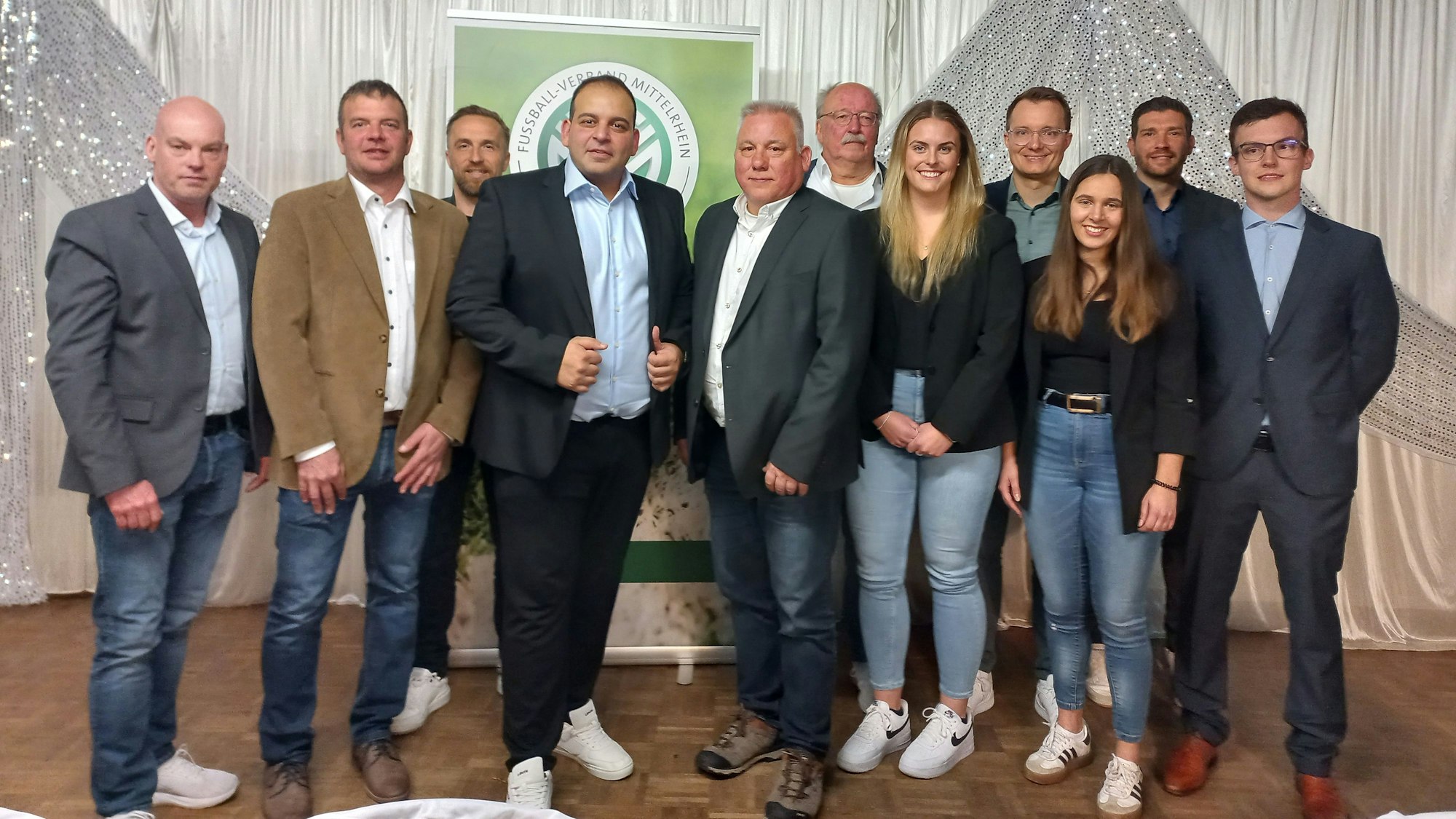 Der Kreisschiedsrichterausschuss mit seinem alten und neuen Vorsitzenden Cem Sayilgan (4.v.l.) präsentiert sich dem Fotografen.