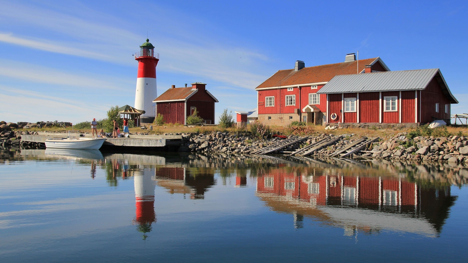 Der Leuchtturm Strömmingsbådan thront auf einer kleinen Felseninsel im Kvarken-Archipel.
