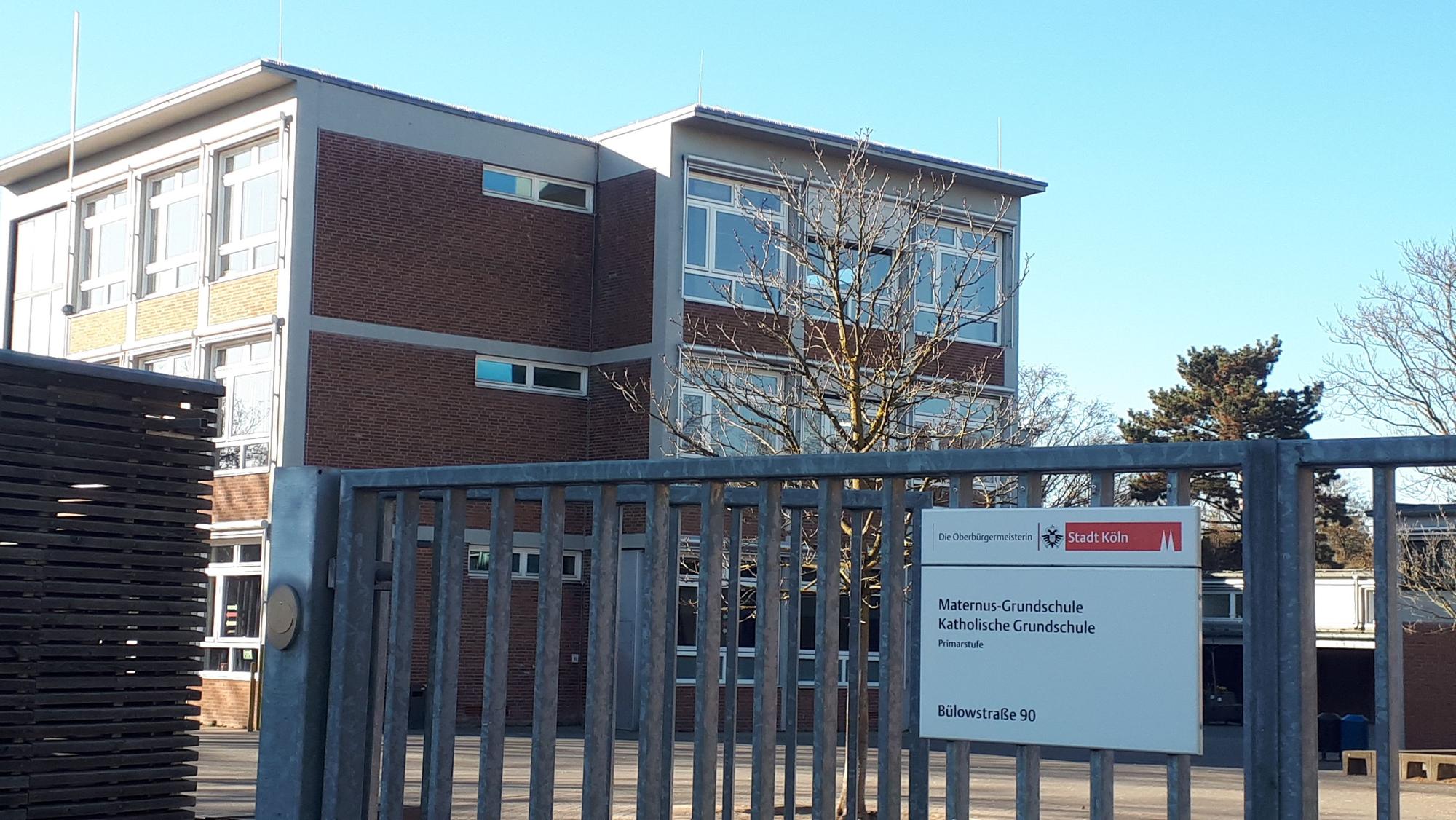 Gebäude und Einfahrtstor Maternus-Grundschule
