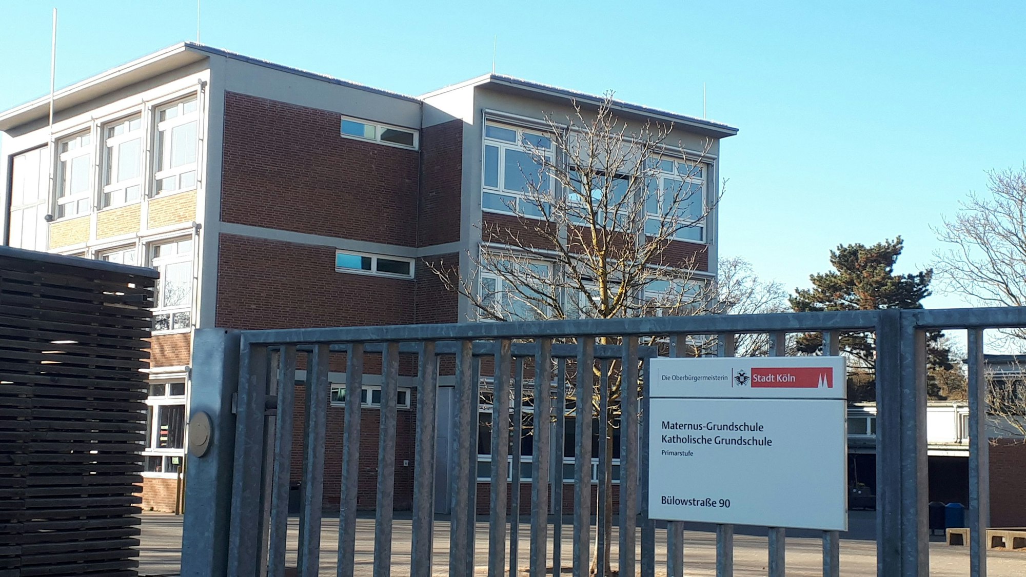 Gebäude und Einfahrtstor Maternus-Grundschule