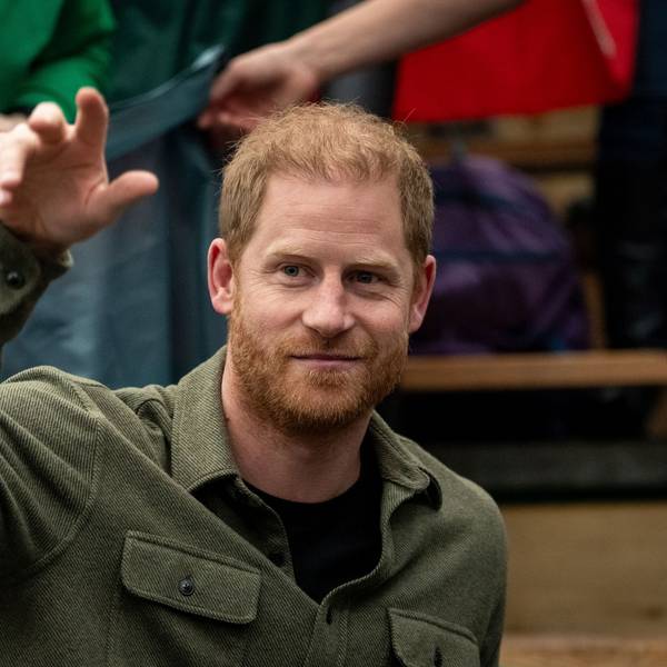 Prinz Harry, der Herzog von Sussex, jubelt mit dem litauischen Team beim Sitzvolleyball bei den Invictus Games 2025 in Vancouver.