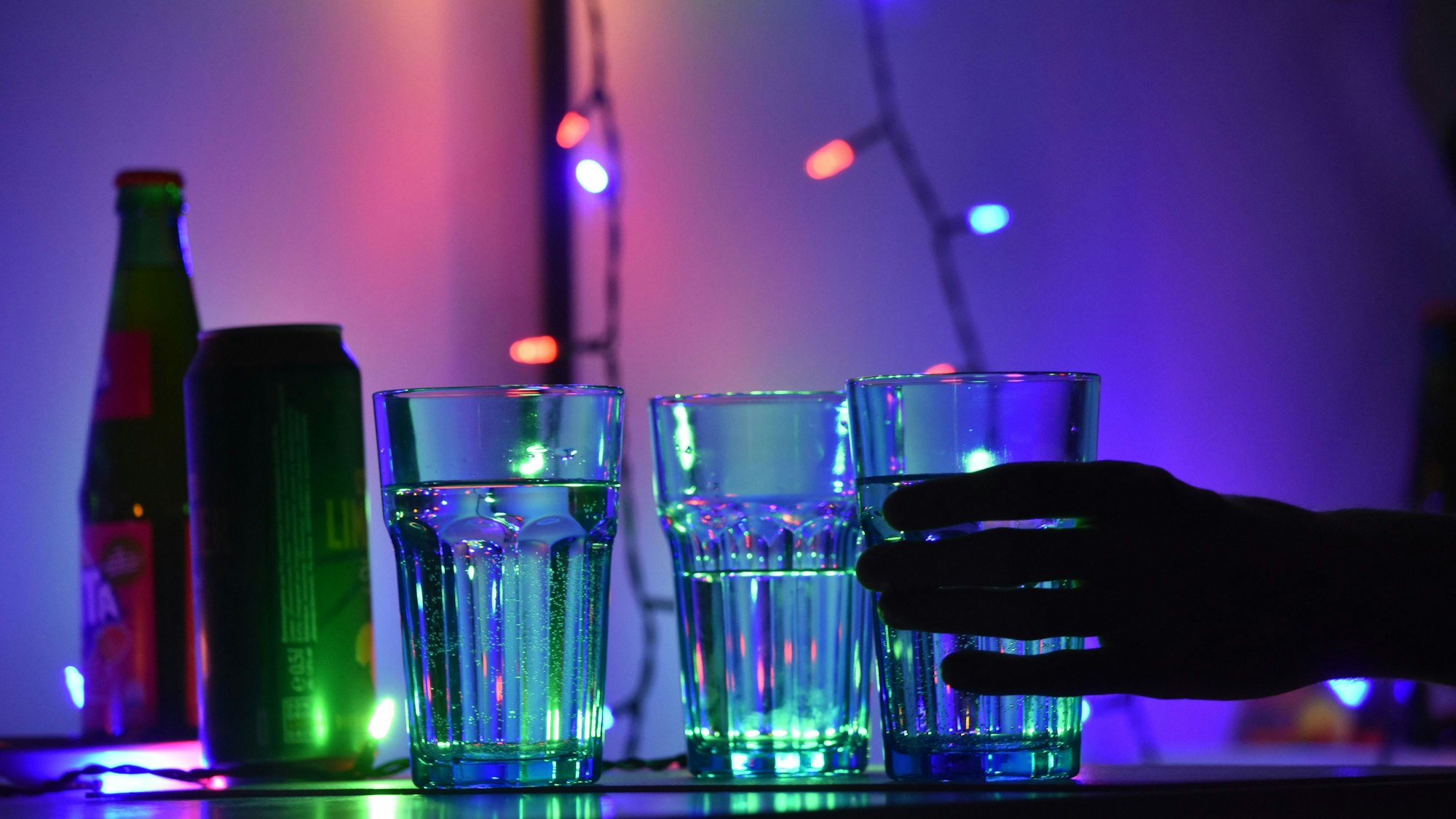 Gläser und Getränkeflaschen stehen auf einem Tisch.